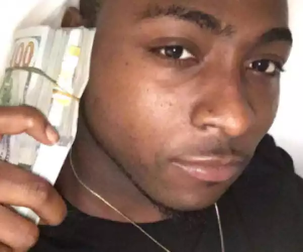 Photo: Davido Flaunts Bundles Of Money After Being Robbed In South Africa